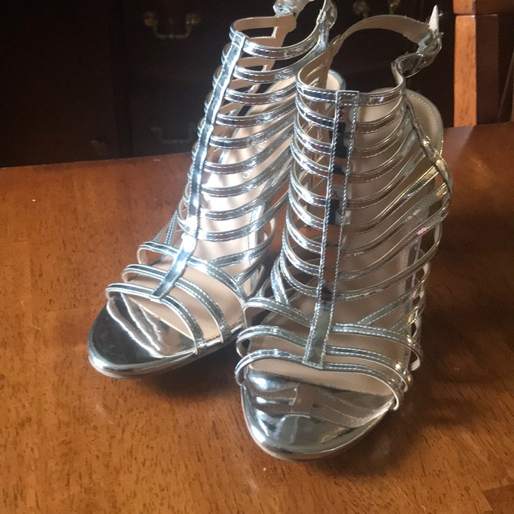 Christian Siriano size 8 silver heels